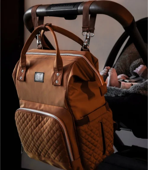 NanaBeebi Luiertas Rugzak Met Verschoonmatje - Cognac - Inclusief Flessenwarmhouder - Kinderwagenhaken En Isoleervak 7 NanaBeebi Luiertas Rugzak Met Verschoonmatje - Cognac - Inclusief Flessenwarmhouder - Kinderwagenhaken En Isoleervak -Baby Verzorging 1048x1200