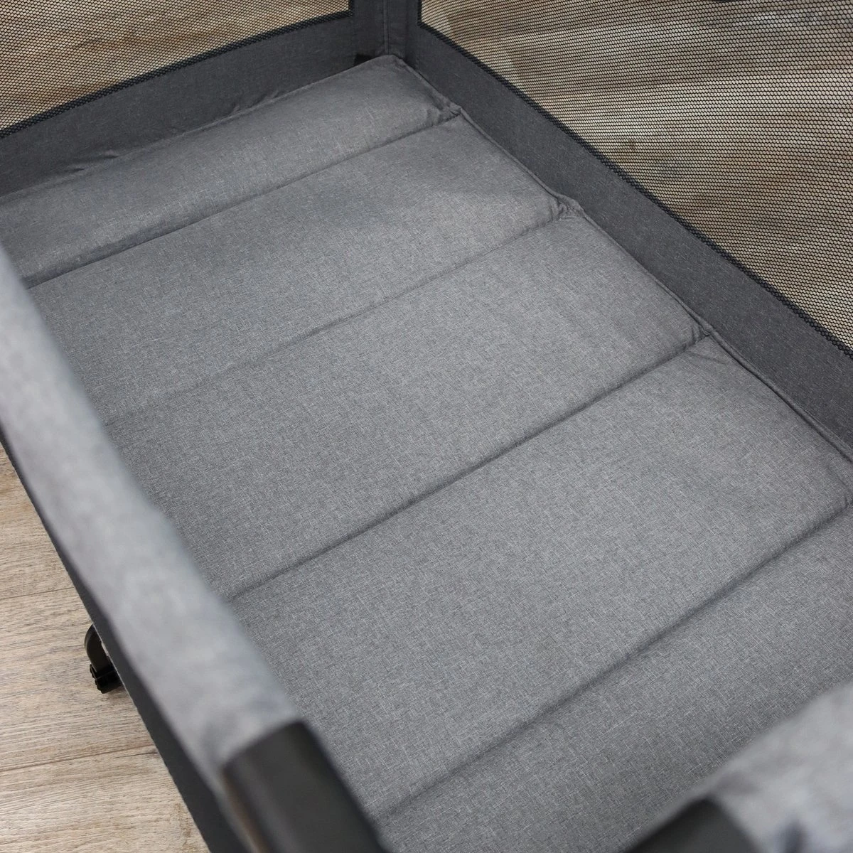 Deryan Luxe Campingbed Compleet - 120x60cm - Bodemverhoger - Verschoonblad - Opbergmand - Grijs Deryan Luxe Campingbed Compleet - 120x60cm - Bodemverhoger - Verschoonblad - Opbergmand - Grijs -Baby Verzorging 1200x1200 435