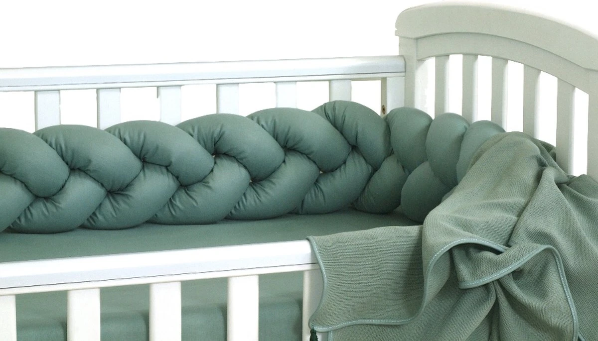 MamaLoes Amy Pure Stonegreen 210 cm Braided Bedbumper 80122 MamaLoes Amy Pure Stonegreen 210 Cm Braided Bedbumper 80122 -Baby Verzorging 1200x685 2