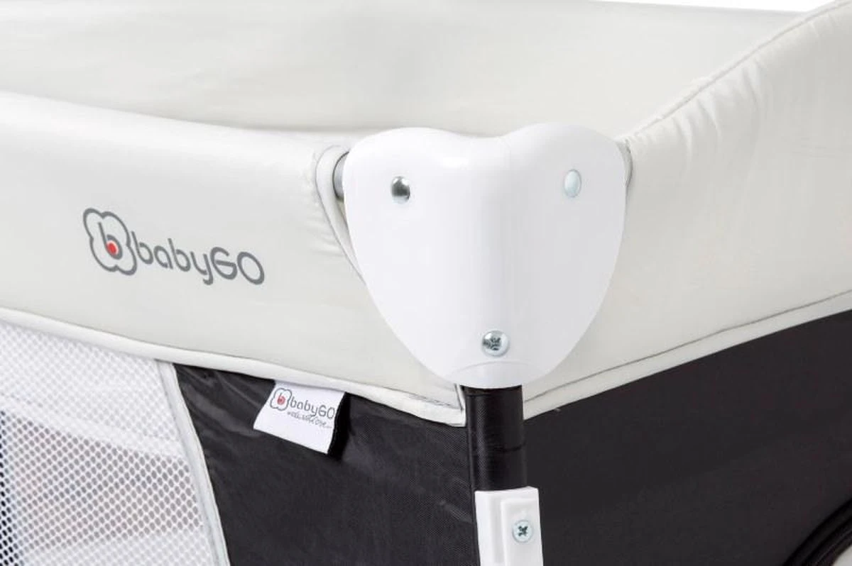 Campingbed BabyGO Sleeper DeLuxe Zwart (incl. bodemverhoger) Campingbed BabyGO Sleeper DeLuxe Zwart (incl. Bodemverhoger) -Baby Verzorging 1200x798 3