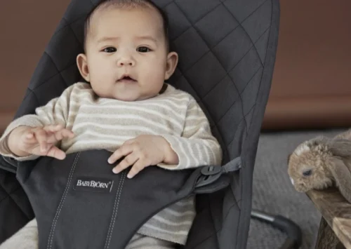 BabyBjörn Wipstoel Bliss Donkergrijs Frame - Cotton Klassiek Quilt - Antraciet - Ergonomisch - Verstelbaar - Inklapbaar -Baby Verzorging 1200x851 4