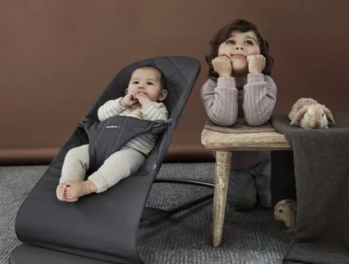 BabyBjörn Wipstoel Bliss Donkergrijs Frame - Cotton Klassiek Quilt - Antraciet - Ergonomisch - Verstelbaar - Inklapbaar -Baby Verzorging 1200x907 1