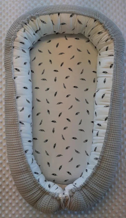 Babynestje (licht Grijs / Wit Met Zwarte Veertjes)