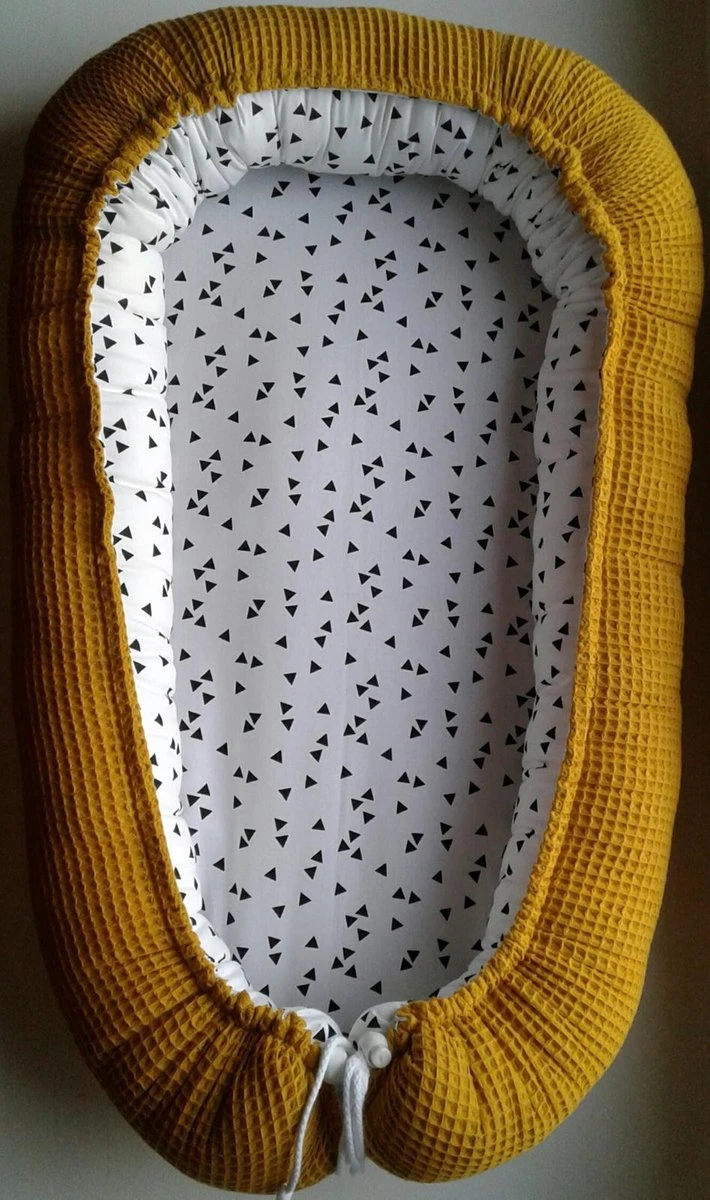 Babynestje (Oker/wit met zwarte driehoekjes) Babynestje (Oker/wit Met Zwarte Driehoekjes) -Baby Verzorging 710x1200 5