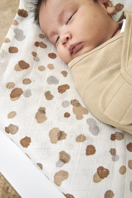 SwaddleMeyco Inbakerdoek Uni - Sand - 4-6 Maanden 4 SwaddleMeyco Inbakerdoek Uni - Sand - 4-6 Maanden -Baby Verzorging 800x1200 235